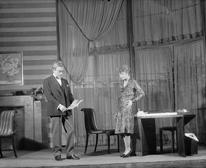 1929년 뉴욕 브로드웨이에서 메리 케네디와 함께 출연한 바늘구멍을 통과한 낙타