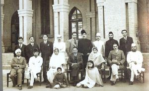 7세의 지아 모헤딘 (바닥, 왼쪽)은 1939년경 라호르의 중앙 훈련 대학 드라마 클럽과 함께 있다. 그의 아버지 카딤 모헤딘은 오른쪽에서 두 번째로 앉아 있다.