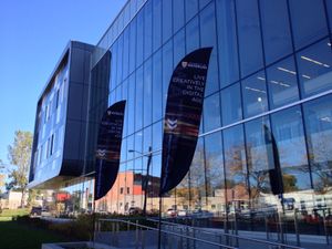 워털루 대학교 스트랫퍼드 캠퍼스의 유리 건물