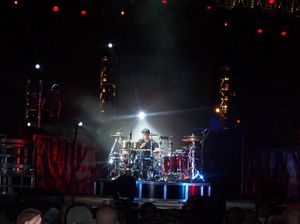 드럼 솔로 중인 설리 에르나