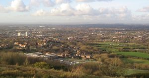 하이드(왼쪽, 전경)에서 애슈턴 언더 라인(중앙)을 배경으로 워네스 로우에서 본 모습.