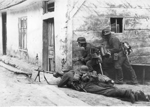 50발들이 Gurttrommel 탄창을 사용하는 MG 34를 든 독일군 병사