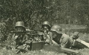 MG 34와 MG Z 34 4× 망원 조준경을 Lafette 34 삼각대에 장착한 모습