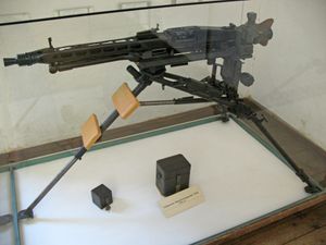광학 조준경이 추가된 라페테 42(Lafette 42) 삼각대에 장착된 MG 42