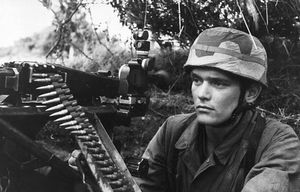 MG Z 40 조준경이 장착된 Lafette 42 삼각대에 장착된 독일 공수부대원 MG 42