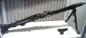 유고슬라비아에서 제작된 자스타바 M53으로, MG 42의 거의 완벽한 복제품이다. 사진 속의 예시는 방아쇠 뭉치가 없다.