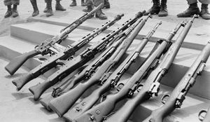 MG 42 (왼쪽에서 두 번째와 세 번째)는 1973년 자이르에 있는 앙골라 민족 해방 전선 훈련 캠프에서 마드센 기관총, 여러 정의 Karabiner 98k 및 P1914와 함께 사용되었다.