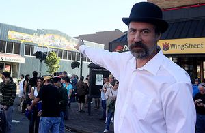 너바나 베이시스트 크리스 노보셀릭이 2014년 애버딘 시내에서 너바나를 묘사한 벽화를 가리키고 있다.