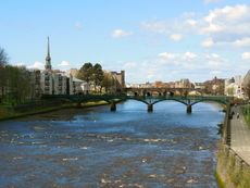 에어는 면적과 인구 모두 사우스에어셔에서 가장 큰 정착지이다.