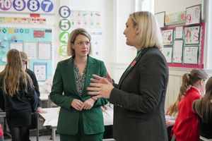 교육 담당 이사 린제이 맥로버츠가 2024년 11월 에어에서 교육부 장관 제니 길루스와 만남