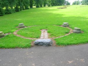 브로디 공원의 Dooslan stane과 톨부스 기단