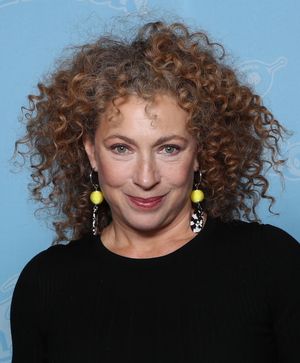 앨릭스 킹스턴(Alex Kingston)은 닥터의 미래에서 온 미스터리한 여성 리버 송(River Song) 역을 맡았는데, 닥터는 그녀를 아직 알지 못한다.