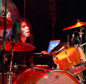 2011년 공연 중인 보리스의 아츠오