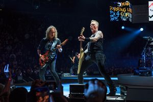 2017년 10월 24일 런던 공연 중인 커크 해밋(좌)과 제임스 헷필드(우)