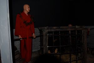 닥터 후 체험전에서 공개된 늑대인간의 의상과 세트.