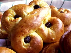 샤프란 번(saffron bun), 또는 루시아 번(lussebulle)이라고도 불림