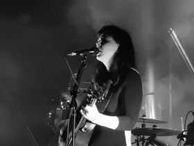 무대 위의 나나 브린디스 힐마르스도티르(2015년)