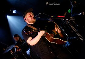 라이브 공연 중 노래하는 라그나르 소르할손 (2015년)