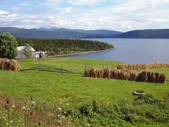 스트룀순드 시의 스토라 블로쇠엔 호수와 스토라 블로쇠엔 마을, 옘틀란드