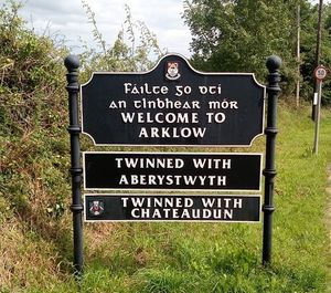 아클로의 자매 도시가 표시된 환영 표지판