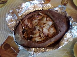 사보니아 (동부 핀란드)의 전통적인 칼라쿠코는 유럽 농어와 돼지 삼겹살로 만들어진다.