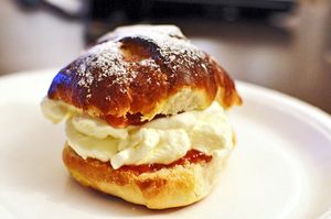 파스텔라분}} - 휘핑크림, 잼, 슈가파우더를 얹은 모습