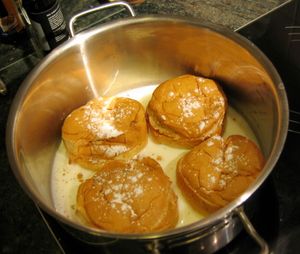 따뜻한 우유와 함께 먹는 셈라