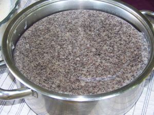 검은 양귀비 씨앗을 넣은 아르메니아 라파