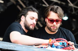 앙젤로(왼쪽)와 세바스티안 잉그로소가 웰링턴 스퀘어에서 공연하고 있다.