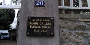 알랭 로브그리예 기념 명판