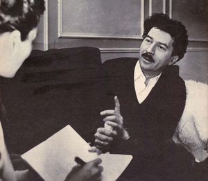 미르야 볼가르에게 인터뷰를 받는 모습