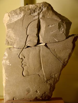 석회암으로 만든 개인의 시험 조각상. 뒷면에는 공주의 머리가 새겨져 있다. 아케나텐 치세. 이집트 아마르나 출토. 런던 UCL 페트리 이집트 고고학 박물관