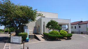 시청 청사 분관. 1층은 가쓰우라시 수도과 사무소, 2층은 일반 사단법인 가쓰우라시 실버 인재 센터 사무소. (2021년 7월 31일 촬영)