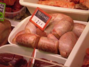 이탈리아 시장에서 판매되는 조리되지 않은 소 고환.