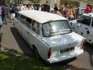 스트레치 리무진으로 개조된 트라반트 601.