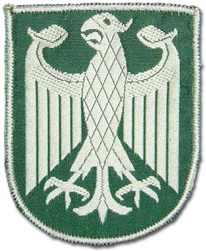 제복 좌측 상완에 착용된 BGS의 휘장(Bundesadler, 연방 독수리장)