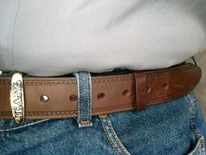 바지에 착용된 벨트. 세 종류의 벨트 루프가 보인다: 의복 자체에 바느질된 루프(중간), 벨트에 부착된 키퍼 루프(왼쪽), 자유롭게 탈착 가능한 루프(오른쪽)