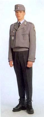 독일 산악엽병이 특징적인 옷과 부츠를 착용한 정복을 입고 있다.