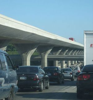 메트로 J선이 운행하는 하버 간선 급행 버스웨이의 고가교.