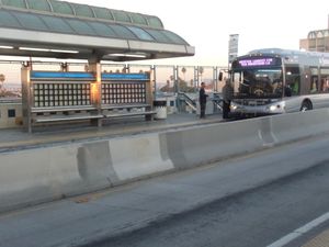 하버 환승로의 슬로슨 역에 정차한 메트로 J 라인 버스