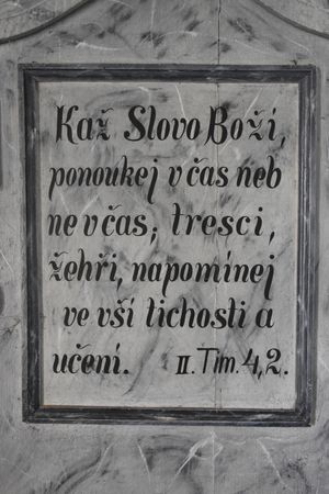 체코어 번역으로 된 디모데후서의 인용구: "너는 말씀을 전파하라 때를 얻든지 못 얻든지 항상 힘쓰라 범사에 오래 참음과 가르침으로 경책하며 경계하며 권하라."(NIV)