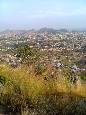 응가운데레 산에서 바라본 풍경. 이 지역 인근에는 보크사이트가 매장되어 있다.