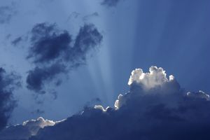 햇빛 줄기는 틴들 산란이 아닌 미 산란을 나타낸다.