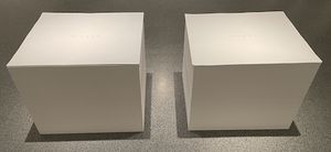 "무제" (1989/1990) 2022년 미국 국립 미술관 전시. 이 작품은 관람객이 가져갈 수 있는 무한한 양의 종이로 구성되어 있다.