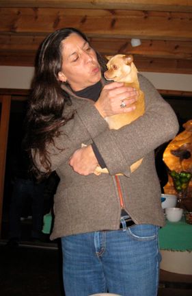 카유가족의 구슬 세공 예술가 태미 래르