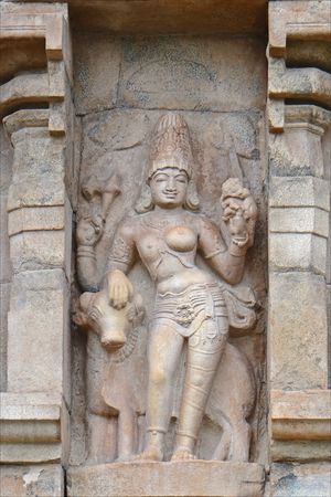 촐라 왕조의 조각상으로, 시바와 여성 신 파르바티의 헤르마프로디토스 형태인 아르다나리슈바라를 묘사하고 있다.