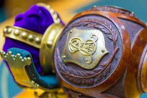 1907-1909년 임시 나무 의사봉의 머리 부분, 에드워드 7세의 왕실 암호 표시