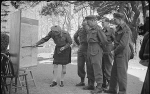 1944년 5월 1일, 제3사단 GOC인 토마스 레니 소장이 훈련 중 다른 장교들과 함께 사단 본부에서 지도를 연구하고 있다.