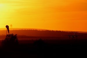 프로빈셜 항공 대시 8 일몰 착륙