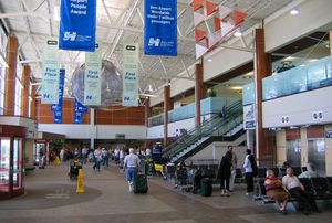 국내선 도착 홀과 미국행 출발편으로 가는 에스컬레이터